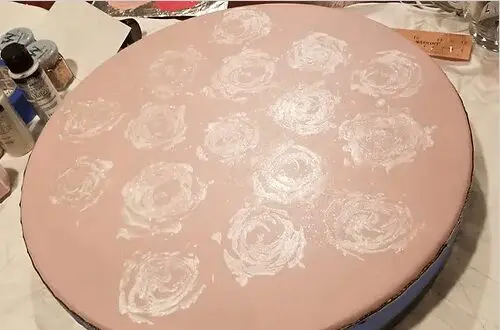 A pizza pan with some white roses on it